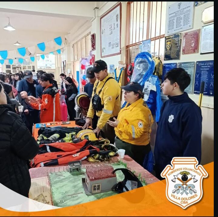 Bomberos voluntarios en la Feria de Ciencias de la Escuela Comercial
